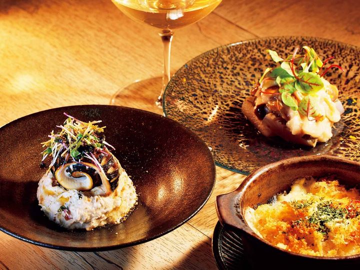 野田『肴・和洋酒 マツケン』の「魚介とイカスミのグラタン」、「里芋とピータンのポテトサラダ イワシの炭焼き添え」、「マナガツオの炙り 酒粕のジュレ添え」