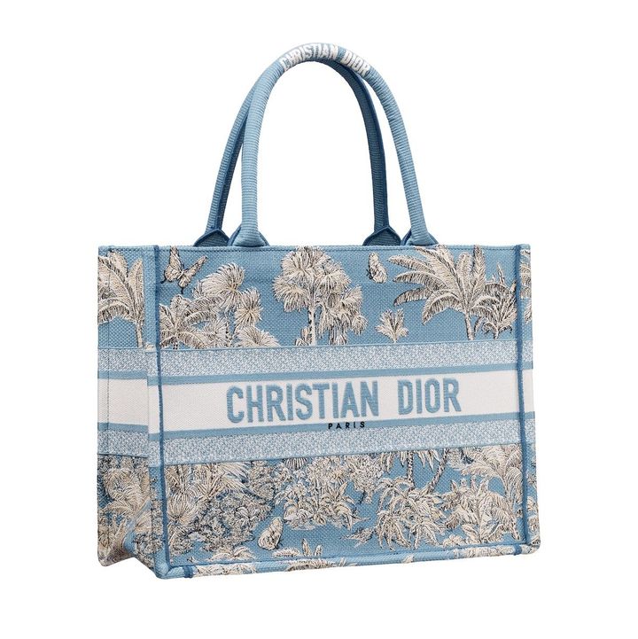 ディオリビエラ ディオール ブックトート バッグ ミディアム ￥500,000／DIOR（クリスチャン ディオール 0120-02-1947）Photo_ Courtesy of Dior