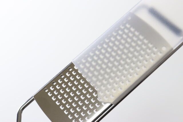 ダイソーのステンレスチーズグレーターはカバー付きで安心