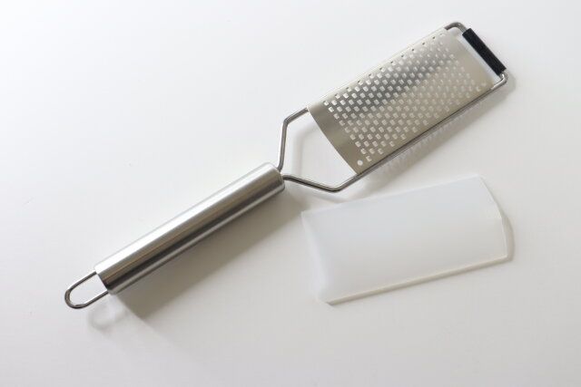 ダイソーの新作商品のステンレスチーズグレーター