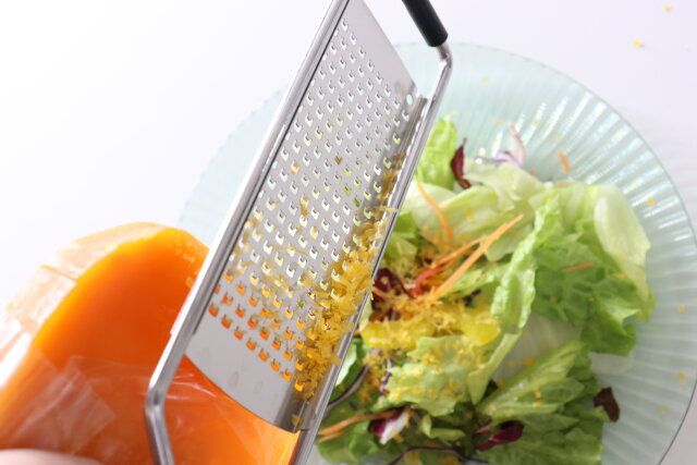 ダイソーのステンレスチーズグレーターは軽い力でするする削れる