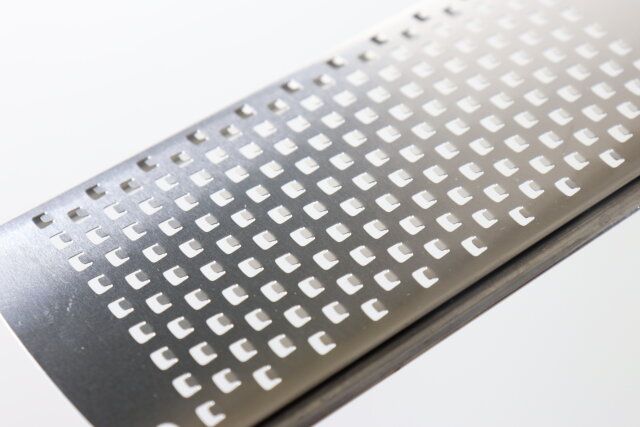 ダイソーのステンレスチーズグレーターの目