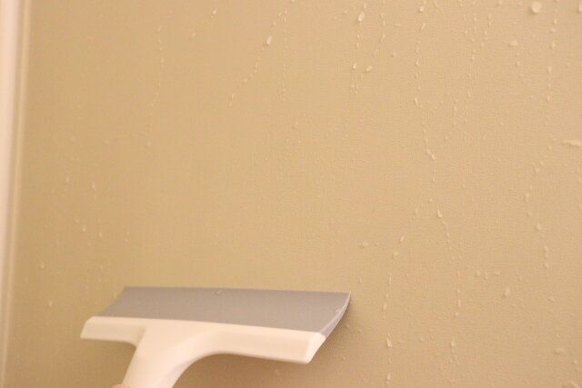 ダイソーの角度がついたお風呂用スクレーパー（落ち落ちV）