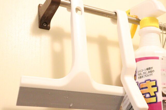 ダイソーのタオルバーにかけられるお風呂用スクレーパー（落ち落ちV）