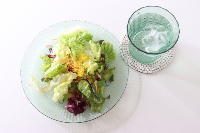 ダイソー ポリスチレン デザイン皿（20cm） ポリスチレン デザインコップ（320mL、パターンC） 使用例