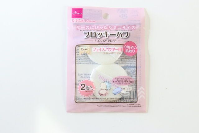 ダイソーの＆．WithCharm フロッキーパフのパッケージ