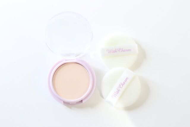 ダイソーの＆．Wチャーム 24hフェイスパウダーと＆．WithCharm フロッキーパフ