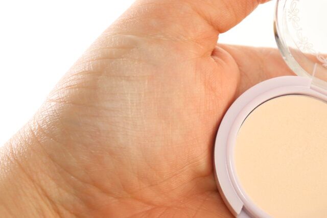 ダイソーの＆．Wチャーム 24hフェイスパウダーは色ムラや毛穴補正におすすめ