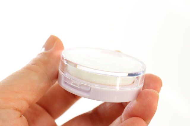 ダイソーの＆．WithCharm フロッキーパフはコンパクトや容器にセットしやすい薄型の小さめサイズ
