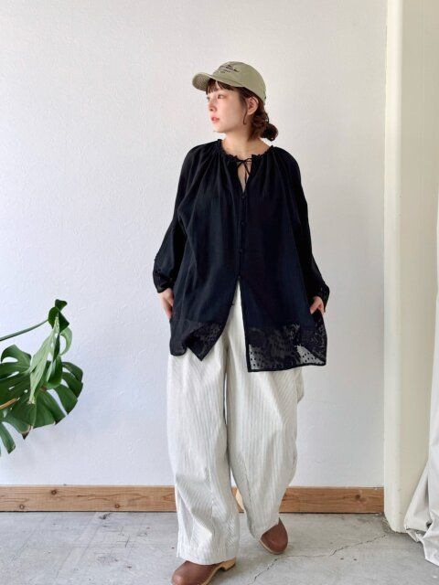 黒ブラウスコーデ4