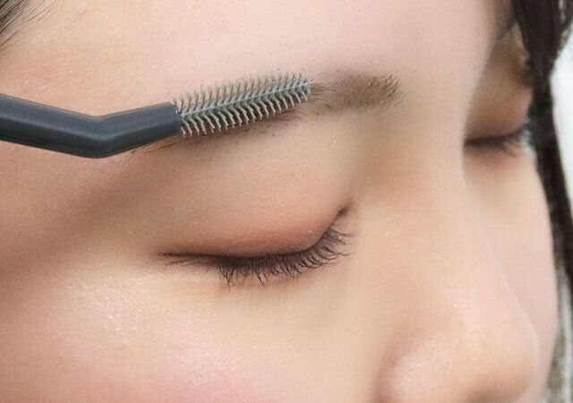 眉毛をととのえる眉毛用ブラシ 使用例