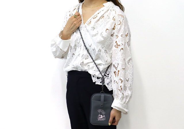 宝島社リンネル7月号のムーミンのストラップ付きマルチケース2