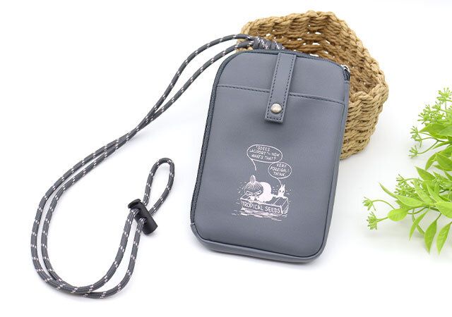 宝島社リンネル7月号のムーミンのストラップ付きマルチケース1