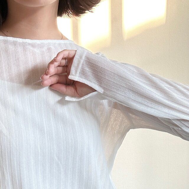 袖口にはスリットが入っている