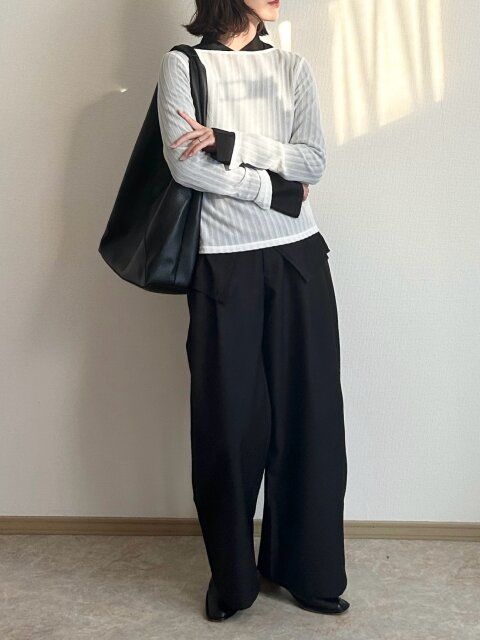 シャツレイヤードでオフィスカジュアルに