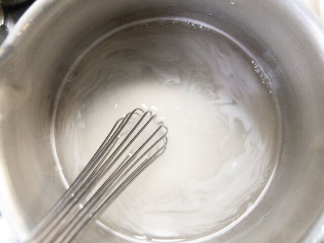 鍋に寒天パウダー・水を入れ、混ぜ合わせて火にかけ、沸騰したら弱火にして2分ほど煮溶かします。