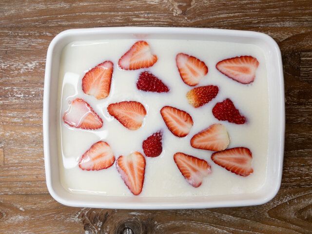 ⑤が固まる前に、①でカットしたいちごを入れて、冷めたら蓋（またはラップ）をして、冷蔵庫で3時間以上冷やします。