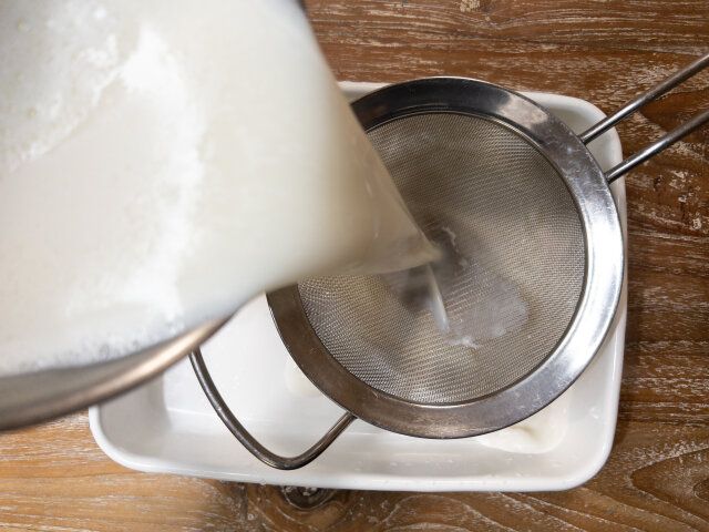 ③を裏ごししながら、平らなバットに流し入れます。