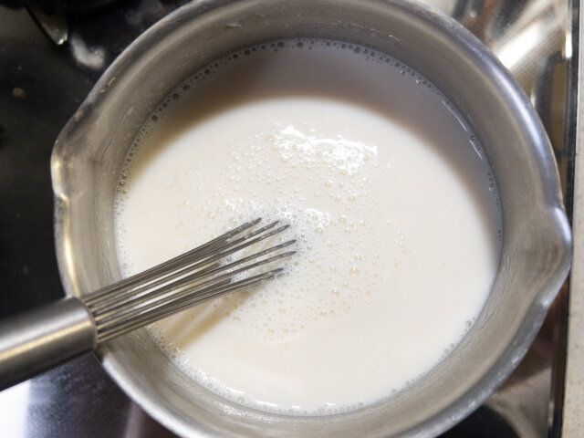 砂糖・牛乳を加えて砂糖を煮溶かし、火から下ろして練乳を加えます。