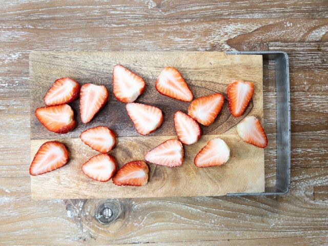 いちごはよく洗ってヘタを取り、縦半分にカットします。