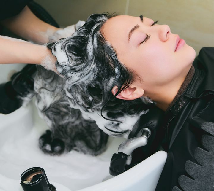 頭皮と髪の状態に最適なシャンプーで必要な潤いは残して、汚れだけオフ。