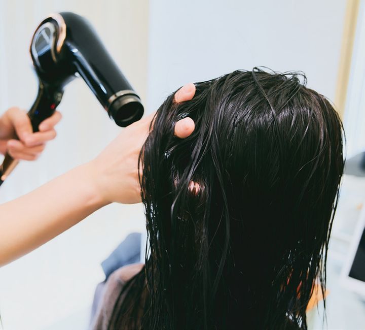 頭皮用化粧水をつけて保湿しながらドライヤーを使ってドライする。