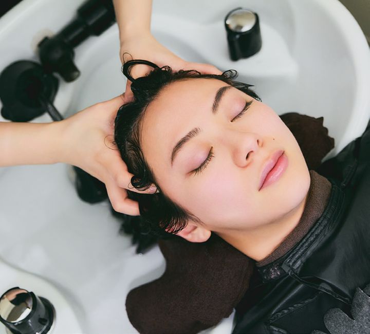 頭皮用美容液を全体に塗布してから筋膜をゆるめるマッサージを行う。