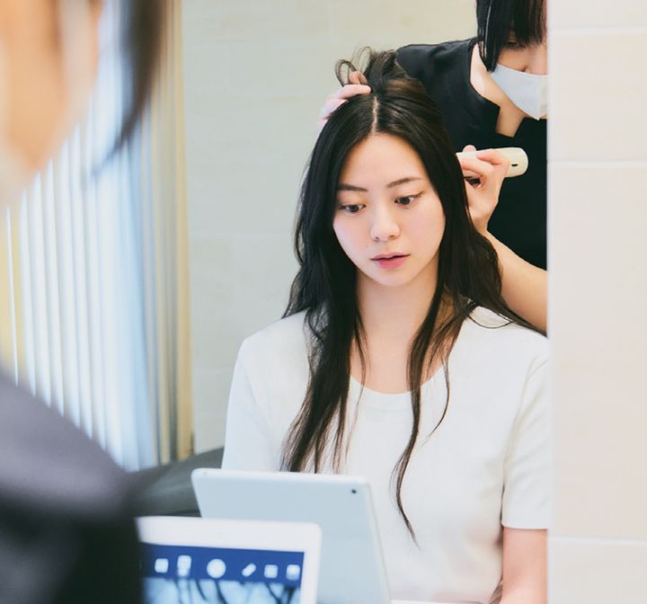 マイクロスコープで頭皮の色や毛穴の詰まり、毛髪の状態をチェックする。