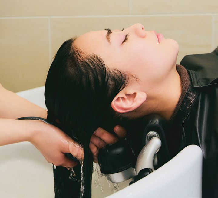 頭皮全体にクレンジング剤をなじませ、落としきれない汚れにアプローチ。
