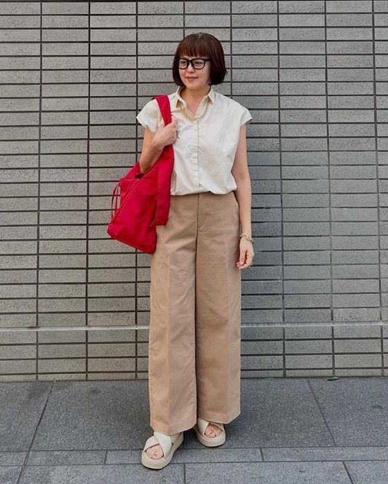 UNIQLO：Cのナチュラルの「クロップドシャツ/ノースリーブ」×ワイドチノパンツ