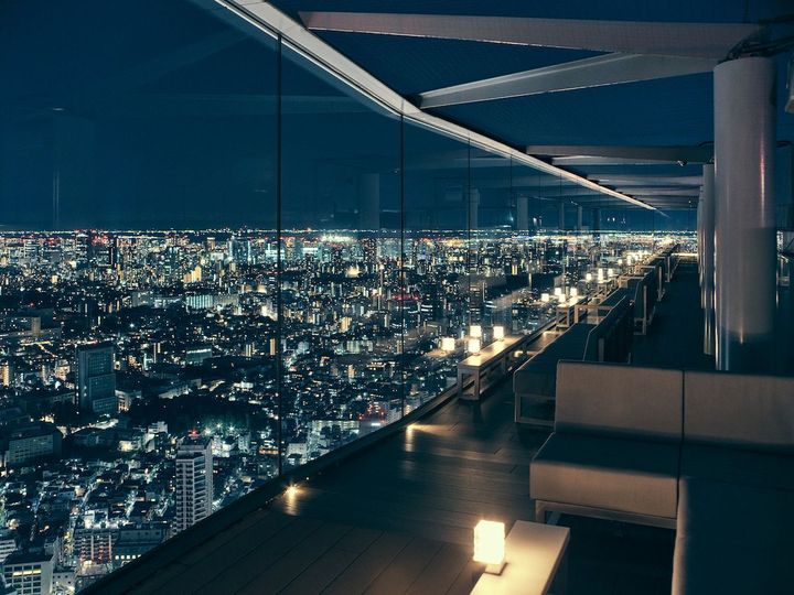 渋谷駅に直結する渋谷スクランブルスクエアの展望施設、渋谷スカイの屋上「SKY STAGE」に位置する。