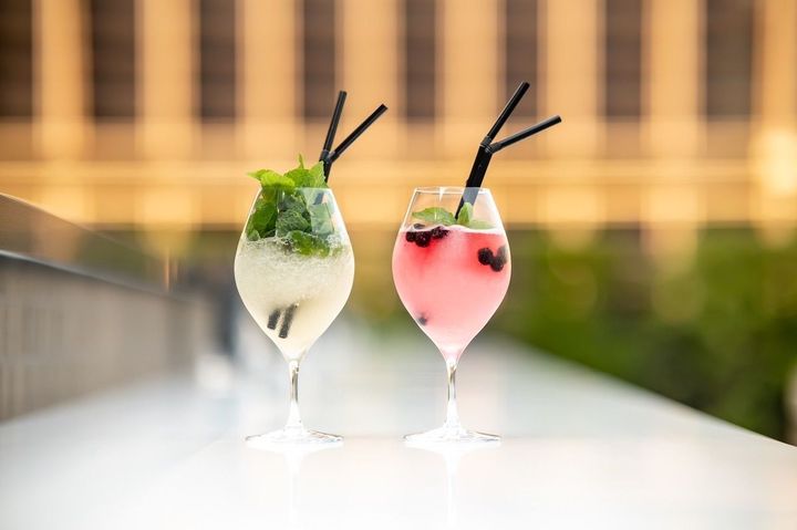 これからの季節にうれしいフローズンカクテル。左から「モヒート」（要確認）、「ココ・ジャルダン」