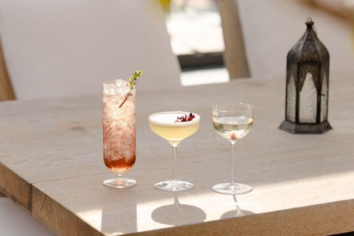 和の素材を使ったシーズナルカクテル。左から「梅と紫蘇」、「桃と金柑」、「桜とライチ」。