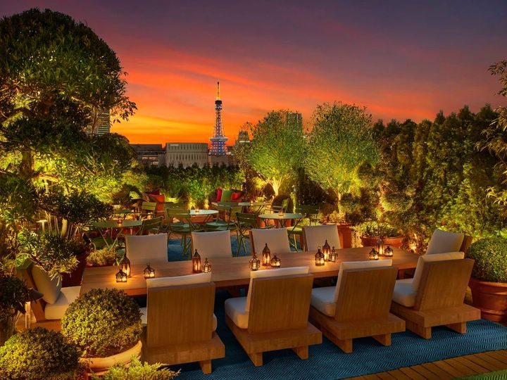 日が暮れると、まるで森の中にいるようなインティメートな雰囲気に。