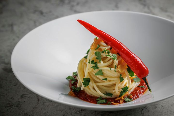 ペペロンチーノ・パスタやマルゲリータ・ピッツァなど、手軽なアラカルトメニューも用意されている。