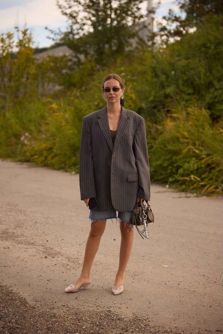 画像: ジーンズ × ブレザーのミスマッチが、逆に新鮮