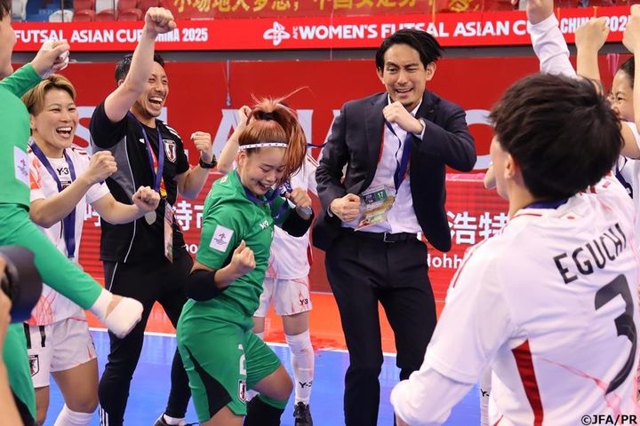 フットサル日本女子代表、初のアジア王者に！42歳の“智将”「W杯も一緒に楽しんでいきたい」