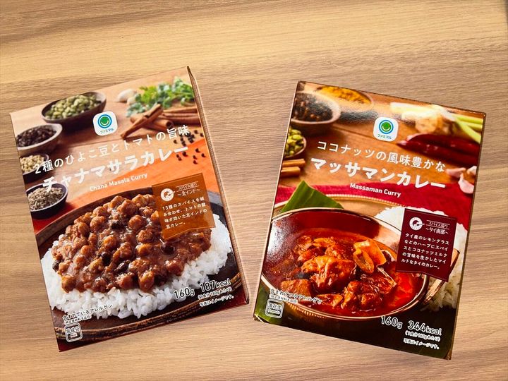 「2種のひよこ豆とトマトの旨味チャナマサラカレー」と「ココナッツの風味豊かなマッサマンカレー」