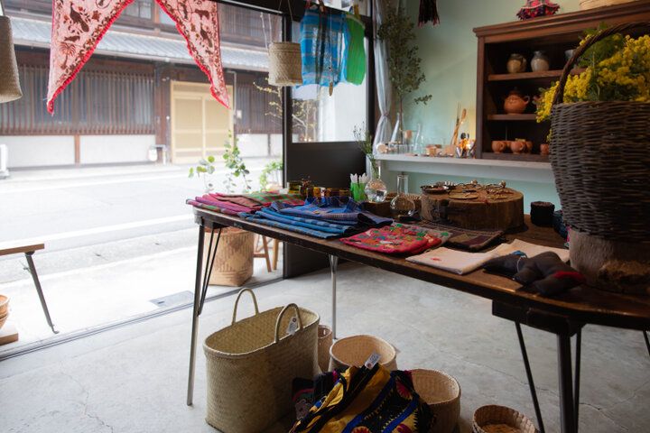 世界と岐阜をつなぐ小さな雑貨店「QQ実験所」で、長良川の風に吹かれながら旅気分を♪