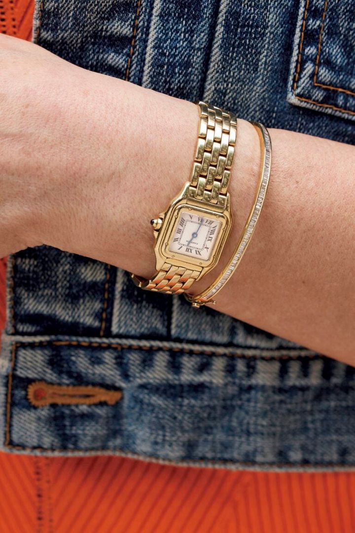 時計はカルティエ。