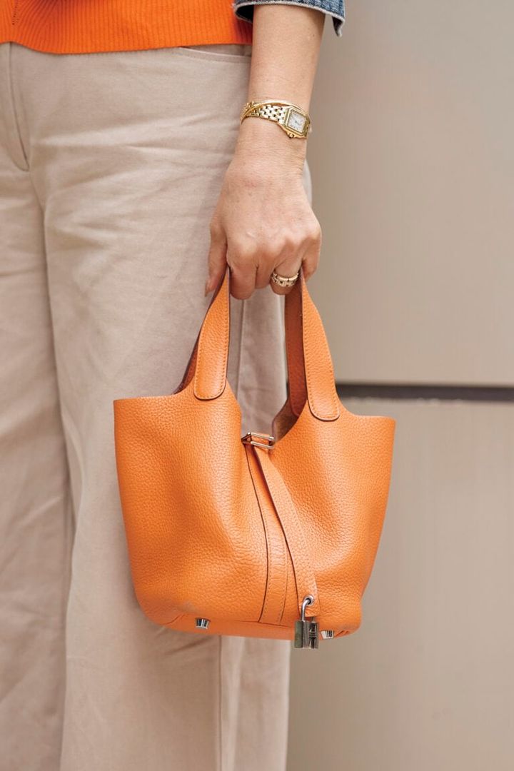 クローゼットから久しぶりに出したというエルメスのピコタン。コロンとしたフォルムがカジュアルスタイルに◎。