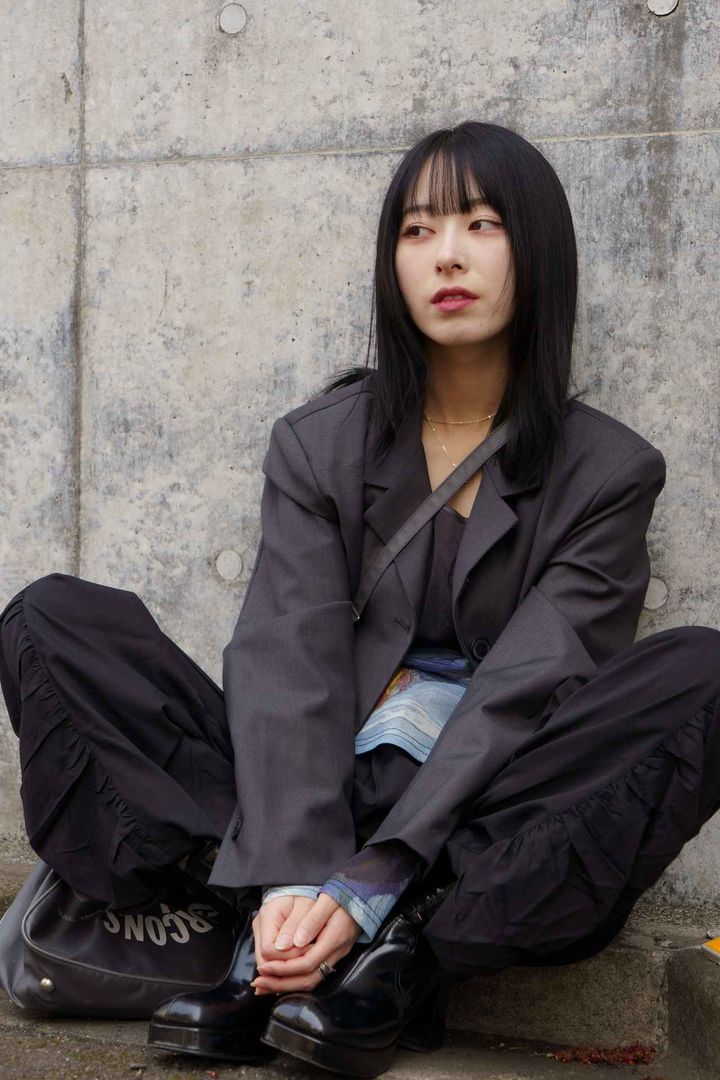 画像4: あえて軽く見せる、ブラックコーデのワンランク上の楽しみ方！