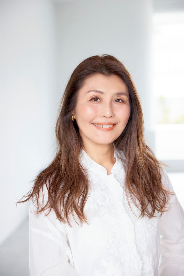 ブラウス¥16,500／ミズイロインド（マーコート）、イヤリング¥13,200／イリスフォーセブン（フーブス）