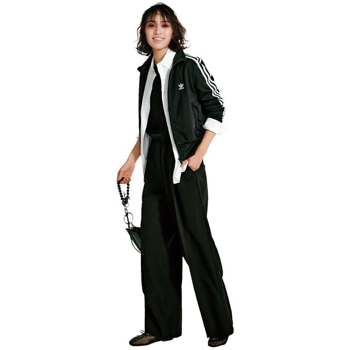 オールインワンに白シャツとアディダスのブルゾンを羽織った運動会コーデ