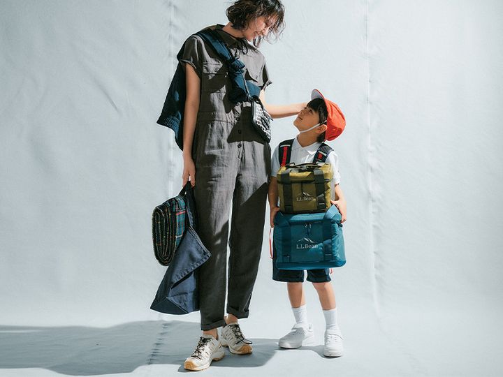 グレーの半袖オールインワンにジャケットを襷掛けしてスニーカーを合わせた遠足コーデ