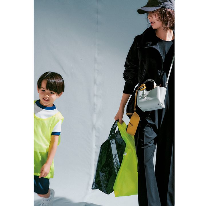 オールインワンにブルゾンを羽織ってキャップや斜めがけバッグを足した運動会コーデ