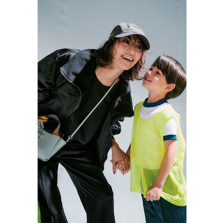 オールインワンにブルゾンを羽織ってキャップや斜めがけバッグを足した運動会コーデ