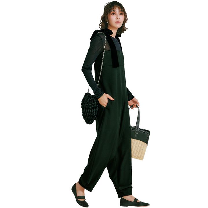 シアーニットに肩にリボンがついたオールインワンを重ねてショルダーバッグやカゴトートとぺたんこシューズを合わせた運動会コーデ