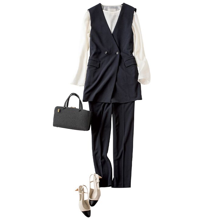 アンフィーロの白ブラウスと紺ジレとパンツに黒のハンドバッグとバックストラップのシューズを合わせたコーデ