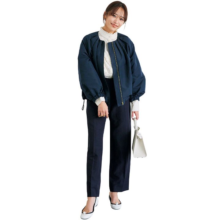 白ブラウスとパンツにネイビーのブルゾンを羽織ったコーデ